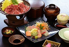 選べるランチ　陶板すき焼きとお造り盛り合わせ：写真